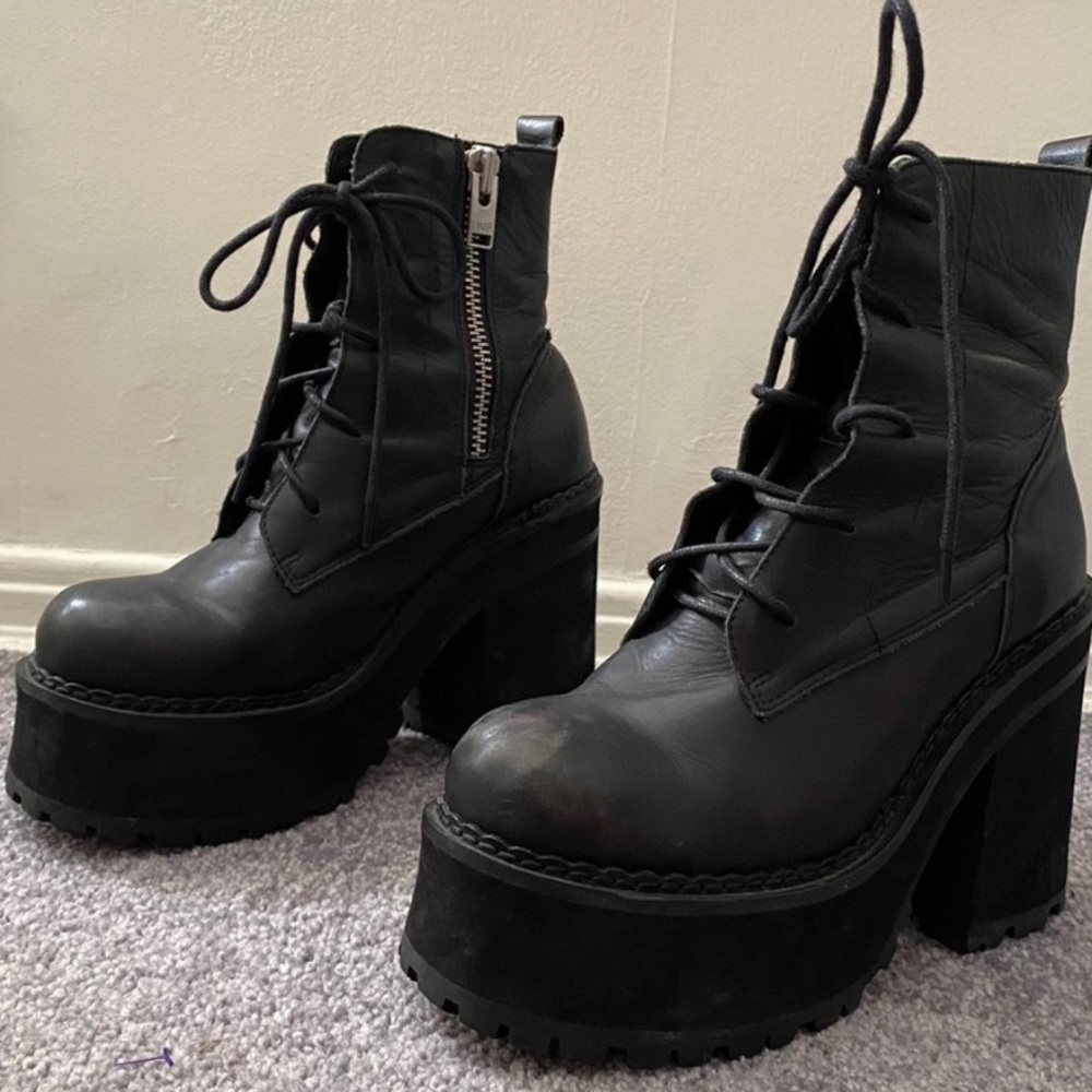 UNIF CHOKE BOOTS SIZE 8